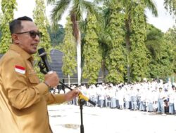 Hadir Saat Upacara Bendera SMKN 1 Batusangkar, Bupati Eka Putra Puji Masakan Siswa Siswinya Enak