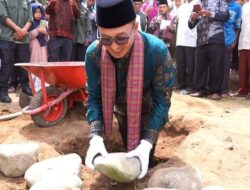 Letakkan Batu Pertama Balai-balai Adat, Bupati Eka Putra Berharap Cepat Selesai dan Dapat Segera Dimanfaatkan