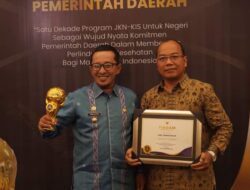 Tetap Komitmen Menjaga Kesehatan Masyarakat, Bupati Eka Putra Terima UHC Award 2024