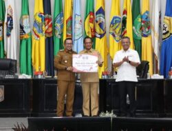Pengendalian Inflasi Daerah Terbaik, Bupati Eka Putra Terima Bantuan Dana Fiskal Rp5,8 Milyar