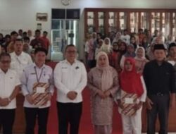 Ny. Lise Eka Putra Serahkan 204 Sertifikat Halal Untuk IKM Tanah Datar