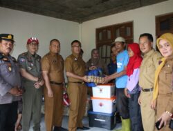 Sekretaris Daerah (Sekda) Kota Payakumbuh Rida Ananda, Memberikan Bantuan Korban Kebakaran