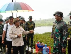 Lantamal II Padang, Satgas dan Masyarakat Bersihkan Talago Koto Baru dari Enceng Gondok, Bupati Eka Putra Serahkan Bantuan Logistik dan Armada