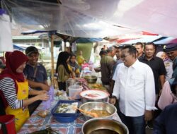 Pantau Pasar Pabukoan,  Bupati Eka Putra Ajak Umat Muslim Khusuk Jalankan Ibadah