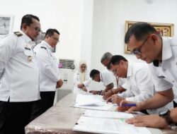 Penandatanganan Perjanjian Kinerja, Bupati Eka Putra Harap OPD Lahirkan Inovasi Pelayanan Publik untuk Masyarakat