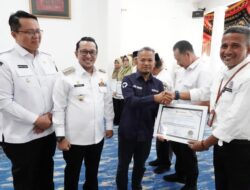 Ombudsman RI Serahkan Anugerah Prediket Penilaian Kepatuhan Penyelenggaraan Pelayanan, Bupati Eka Putra : Kerjasama Antar Instansi Tingkatkan Lagi