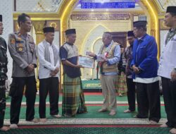 Bupati Eka Putra Serahkan Bantuan Untuk Korban Kebakaran