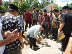Pembangunan Masjid Raya Buo, Wabup Ahmad Fadly Letakkan Batu Pertama