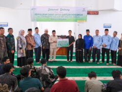 Bupati Eka Putra Serahkan Bantuan Beasiswa Pendidikan Masuk PTN Jalur SNBT/SPAN-PTKIN Tahun 2025