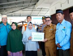 Bupati Serahkan Bantuan Untuk Korban Angin Puting Beliung Jorong Padang Jaya Nagari Salimpaung