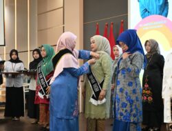 Ny. Lise Eka Putra Kembali Dikukuhkan Menjadi Bunda PAUD Tanah Datar Masa Bakti 2025-2030