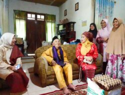 HUT Kemerdekaan RI Ke-80, TPPKK Dan GOW Tanah Datar Anjangsana Kunjungi Veteran PKRI