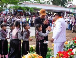 Padati Lapangan Cindua Mato, Masyarakat Saksikan Berbagai Pertunjukan Sebelum Upacara Penurunan Bendera