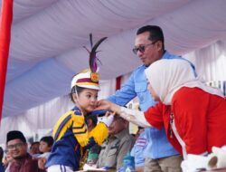 Meriahkan HUT RI Ke 80, Bupati Eka Putra Lepas Pawai Alegoris Di Kota Batusangkar