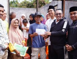 Didampingi Ketua Baznas Tanah Datar, Bupati Eka Putra Serahkan Bantuan Korban Kebakaran