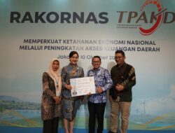 Progul Makan Randang Terbaik 2 se-Sumatera, Bupati Eka Putra Terima Piagam Penghargaan