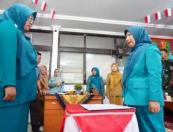 Bertepatan Sertijab Camat, Staf Ahli TPPKK Ny. Dwinanda Ahmad Faldy Lantik Ketua TPPKK Kecamatan Sungai Tarab