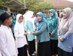 Budayakan Menabung Kepada Anak, Staf Ahli TPPKK Ny. Dwinanda Ahmad Fadly Serahkan KIA Dan KTP-eL