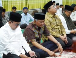 Kunker Ke Tanah Datar, Menteri PU Dody Hanggodo Bersama Bupati Eka Putra Shalat Tarawih Di Masjid Muhammadiyah Batusangkar