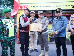 Pastikan Pelayanan Pemudik Maksimal, Bupati Eka Putra Tinjau Posko Lebaran