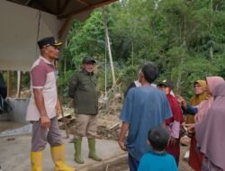 Hari Kedua Pasca Bencana, Bupati Eka Putra Tinjau Pengungsi dan Infrastruktur Rusak