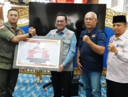 Bantuan Kemanusiaan Untuk Korban Bencana Banjir Terdampak Mulai Berdatangan, Bupati Eka Putra Terima Bantuan Dari BNPB Secara Simbolis