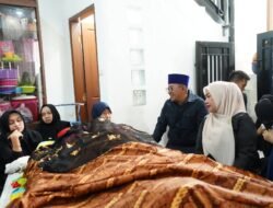 Didampingi Ketua TP-PKK, Bupati Eka Putra Melayat ke Rumah Duka Dewan Kehormatan PMI Tanah Datar H. Masrizal Mansur