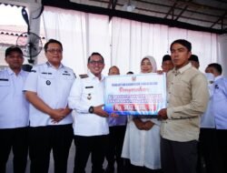 Didampingi Wabup Ahmad Fadly, Bupati Eka Putra Serahkan Bantuan Sosial kepada Masyarakat Terdampak Bencana Hidrometeorologi 2025