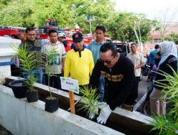 Peringati Hari Lingkungan Hidup Sedunia 2026, Bupati Eka Putra Tanam Bunga Di Kawasan Taman Cindua Mato