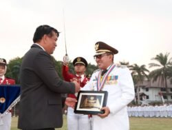 Bupati Eka Putra Dianugerahi Kartika Pamong Praja Muda dan Lencana Alumni Kehormatan IPDN