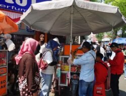 Riuh Pawai Kemerdekaan Di Batusangkar, Panen Rezeki Bagi Para Pedagang Kaki Lima dan Penjaja Mainan Keliling