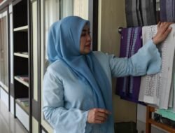 Ketua Dekranasda Kabupaten Tanah Datar, Ny. Lise Eka Putra Kunjungi Sentra Tenun di Kecamatan Lintau Buo