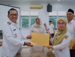 Serahkan SK Penugasan Guru Sebagai Kepala Sekolah, Bupati Eka Putra : Kepala Sekolah Harus Mampu Membangun Budaya Kerja Yang Baik