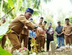 Bupati Eka Putra Beserta Kepala OPD Ziarah ke Makam Almarhum H. Afrizon