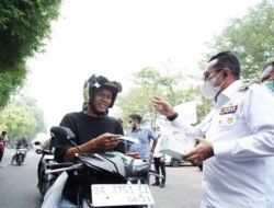 Kualitas Udara Tidak Sehat, Bupati Tanah Datar Eka Putra,  Bagikan Masker Kepada Masyarakat