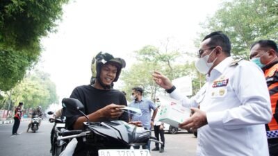 Kualitas Udara Tidak Sehat, Bupati Tanah Datar Eka Putra,  Bagikan Masker Kepada Masyarakat