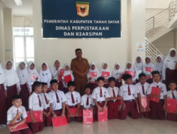 Sebanyak 31 Orang Murid SDN 10 Baringin Kunjungi Perpustakaan Daerah Tanah Datar